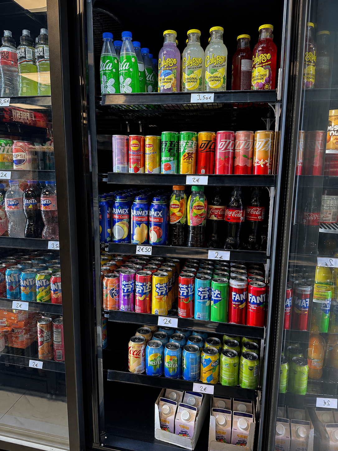 Réfrigérateur rempli de sodas et boissons importées colorés