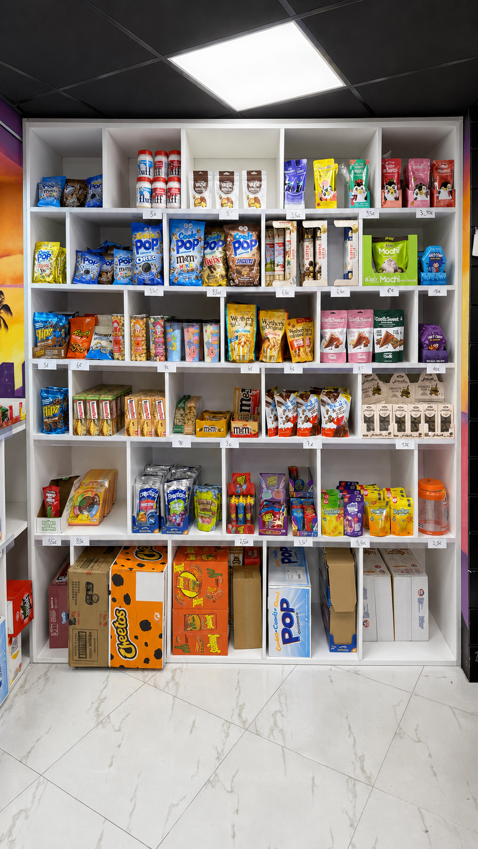 Étagères de bonbons et snacks importés aux emballages colorés